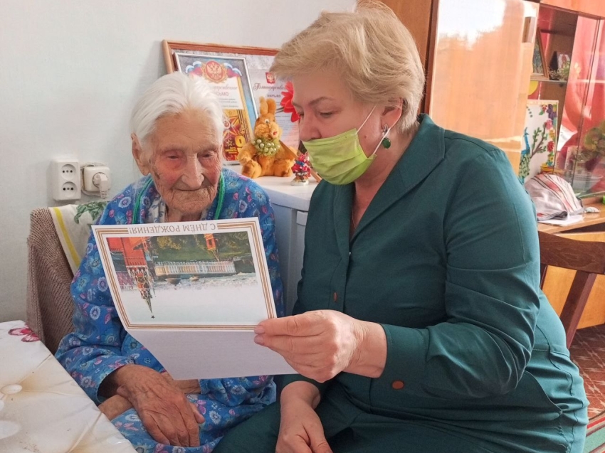 В Петровск-Забайкальском центре  «Ветеран» поздравили со 103-летием труженицу тыла Екатерину Ткачеву